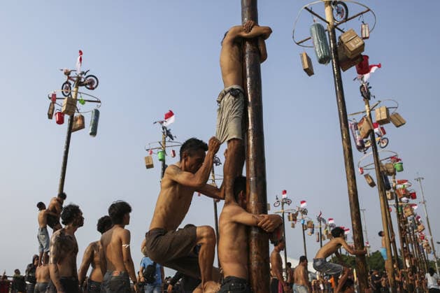 Indonesia marks 81st Independence Day with traditional greasy pole climb JAKARTA, INDONESIA - AUGUST 17: Participant attend the greasy pole climbing race locally known as Panjat Pinang to collect prizes hung at the top during celebrations to mark the 81st Independence Day celebrations in Jakarta, Indonesia, on August 17, 2026. Agoes Rudianto Anadolu Jakarta Indonesia. Editorial use only. Please get in touch for any other usage.  Copyright: x2026xAnadoluxAgoesxRudiantox