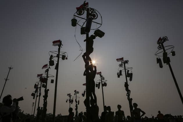Indonesia marks 81st Independence Day with traditional greasy pole climb JAKARTA, INDONESIA - AUGUST 17: Participant attend the greasy pole climbing race locally known as Panjat Pinang to collect prizes hung at the top during celebrations to mark the 81st Independence Day celebrations in Jakarta, Indonesia, on August 17, 2026. Agoes Rudianto Anadolu Jakarta Indonesia. Editorial use only. Please get in touch for any other usage.  Copyright: x2026xAnadoluxAgoesxRudiantox