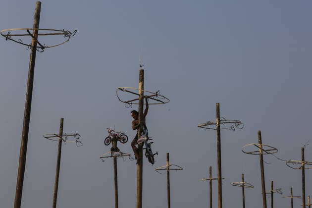 Indonesia marks 81st Independence Day with traditional greasy pole climb JAKARTA, INDONESIA - AUGUST 17: Participant attend the greasy pole climbing race locally known as Panjat Pinang to collect prizes hung at the top during celebrations to mark the 81st Independence Day celebrations in Jakarta, Indonesia, on August 17, 2026. Agoes Rudianto Anadolu Jakarta Indonesia. Editorial use only. Please get in touch for any other usage.  Copyright: x2026xAnadoluxAgoesxRudiantox