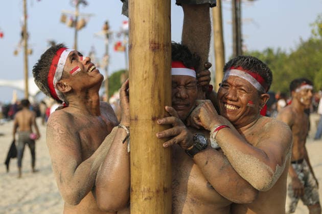 Indonesia marks 81st Independence Day with traditional greasy pole climb JAKARTA, INDONESIA - AUGUST 17: Participants show expressions of strain as they bear the weight of their teammate climbing the pole during the greasy pole climbing race, locally known as ‘Panjat Pinang,’ as part of celebrations marking Indonesia’s 81st Independence Day in Jakarta, Indonesia, on August 17, 2026. Agoes Rudianto Anadolu Jakarta Indonesia. Editorial use only. Please get in touch for any other usage.  Copyright: x2026xAnadoluxAgoesxRudiantox