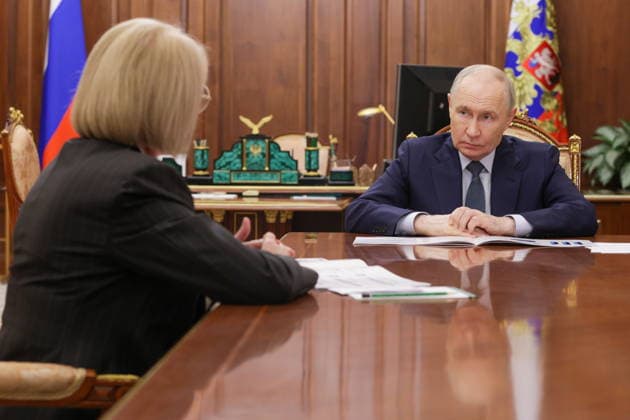 RUSSIA, MOSCOW - AUGUST 17, 2026: Russia s President Vladimir Putin (R) and Nenets Autonomous Area Governor Irina Gekht hold a meeting at the Moscow Kremlin. Mikhail Metzel Russian Presidential Press and Information Office TASS  96298438
