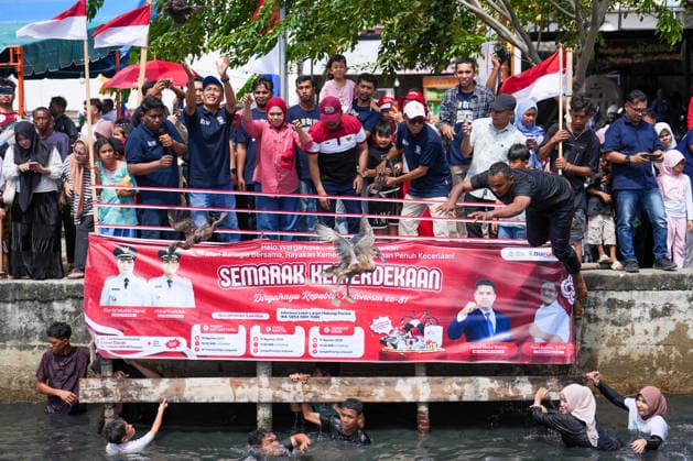 August 17, 2026, Banda Aceh, Aceh, Indonesia: Residents competed to catch ducks in the waters of the Lampaseh River in Banda Aceh, Aceh Province, Indonesia, on Monday. The competition, which involved dozens of children and adultsÃ¢â‚¬both male and femaleÃ¢â‚¬was one of the traditional games organized to celebrate the 81st anniversary of the Republic of Indonesia s independence. Banda Aceh Indonesia  - ZUMAi115 20260817_zip_i115_034 Copyright: xMuhammadxIqbalx