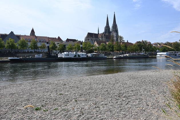 Niedrigwasser der Donau in Regensburg, Bayern. Hitze und Dürre haben in Europa zu teils historisch niedrigen Pegelständen geführt. Die Donau führt an mehreren Stellen so wenig Wasser wie nie seit Beginn der Aufzeichnungen. Die Folgen sind weitreichend. Der Fluss hat einen rekordniedrigen Wasserstand erreicht. *** Low Water Levels on the Danube in Regensburg, Bavaria: Heat and Drought Have Led to Water Levels in Some Parts of Europe That Are at Historic Lows. In several places, the Danube is carrying less water than at any time since records began. The consequences are far-reaching. The river has reached a record-low water level.