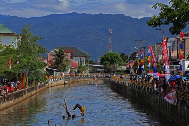 August 17, 2026, Banda Aceh, Aceh, Indonesia: A child performs a jump into the water after a traditional pillow fighting contest in Banda Aceh, Aceh Province, Indonesia, on Monday, August 17, 2026. People across the country celebrated the 81st anniversary of the Republic of Indonesia s independence with various traditional games. Banda Aceh Indonesia  - ZUMAs340 20260817_zip_s340_017 Copyright: xKhairuxSyukrillahx