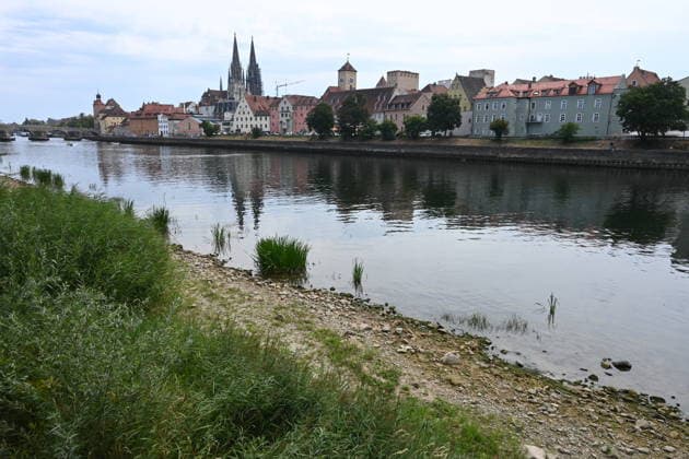 Niedrigwasser der Donau in Regensburg, Bayern. Hitze und Dürre haben in Europa zu teils historisch niedrigen Pegelständen geführt. Die Donau führt an mehreren Stellen so wenig Wasser wie nie seit Beginn der Aufzeichnungen. Die Folgen sind weitreichend. Der Fluss hat einen rekordniedrigen Wasserstand erreicht. *** Low Water Levels on the Danube in Regensburg, Bavaria: Heat and Drought Have Led to Water Levels in Some Parts of Europe That Are at Historic Lows. In several places, the Danube is carrying less water than at any time since records began. The consequences are far-reaching. The river has reached a record-low water level.