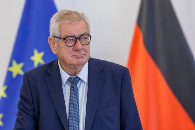 17.08.2026. Düsseldorf. Arndt G. Kirchhoff (Unternehmerpräsident). Wir gemeinsam für Olympia: Landesregierung und Sozialpartner unterzeichnen gemeinsames Bekenntnis zur Bewerbung KölnRheinRuhr. Es bekennen sich die NRW-Landesregierung, die Landesvereinigung der Unternehmensverbände Nordrhein-Westfalen (unternehmer nrw) und der Deutsche Gewerkschaftsbund Nordrhein-Westfalen gemeinsam zur Bewerbung KölnRheinRuhr. Düsseldorf Staatskanzlei Nordrhein-Westfalen Deutschland *** August 17, 2026, Düsseldorf Arndt G. Kirchhoff, President of the Employers’ Association Together for the Olympics : State Government and Social Partners Sign Joint Commitment to the Cologne-Rhine-Ruhr Bid The North Rhine-Westphalia state government, the State