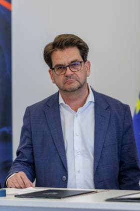 17.08.2026. Düsseldorf. Thorben Albrecht (Vorsitzender DGB NRW). Wir gemeinsam für Olympia: Landesregierung und Sozialpartner unterzeichnen gemeinsames Bekenntnis zur Bewerbung KölnRheinRuhr. Es bekennen sich die NRW-Landesregierung, die Landesvereinigung der Unternehmensverbände Nordrhein-Westfalen (unternehmer nrw) und der Deutsche Gewerkschaftsbund Nordrhein-Westfalen gemeinsam zur Bewerbung KölnRheinRuhr. Düsseldorf Staatskanzlei Nordrhein-Westfalen Deutschland *** August 17, 2026, Düsseldorf—Thorben Albrecht, Chair of DGB NRW: Together for the Olympics —State Government and Social Partners Sign Joint Commitment to the Cologne-Rhine-Ruhr Bid. The state government of North Rhine-Westphalia, the State Association of Business