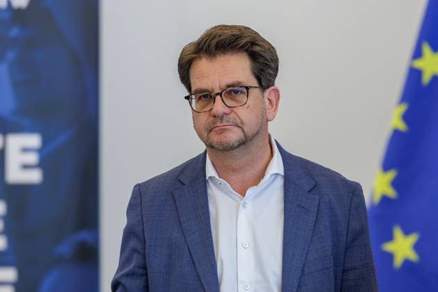 17.08.2026. Düsseldorf. Thorben Albrecht (Vorsitzender DGB NRW). Wir gemeinsam für Olympia: Landesregierung und Sozialpartner unterzeichnen gemeinsames Bekenntnis zur Bewerbung KölnRheinRuhr. Es bekennen sich die NRW-Landesregierung, die Landesvereinigung der Unternehmensverbände Nordrhein-Westfalen (unternehmer nrw) und der Deutsche Gewerkschaftsbund Nordrhein-Westfalen gemeinsam zur Bewerbung KölnRheinRuhr. Düsseldorf Staatskanzlei Nordrhein-Westfalen Deutschland *** August 17, 2026, Düsseldorf—Thorben Albrecht, Chair of DGB NRW: Together for the Olympics —State Government and Social Partners Sign Joint Commitment to the Cologne-Rhine-Ruhr Bid. The state government of North Rhine-Westphalia, the State Association of Business
