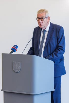 17.08.2026. Düsseldorf. Arndt G. Kirchhoff (Unternehmerpräsident). Wir gemeinsam für Olympia: Landesregierung und Sozialpartner unterzeichnen gemeinsames Bekenntnis zur Bewerbung KölnRheinRuhr. Es bekennen sich die NRW-Landesregierung, die Landesvereinigung der Unternehmensverbände Nordrhein-Westfalen (unternehmer nrw) und der Deutsche Gewerkschaftsbund Nordrhein-Westfalen gemeinsam zur Bewerbung KölnRheinRuhr. Düsseldorf Staatskanzlei Nordrhein-Westfalen Deutschland *** August 17, 2026, Düsseldorf Arndt G. Kirchhoff, President of the Employers’ Association Together for the Olympics : State Government and Social Partners Sign Joint Commitment to the Cologne-Rhine-Ruhr Bid The North Rhine-Westphalia state government, the State