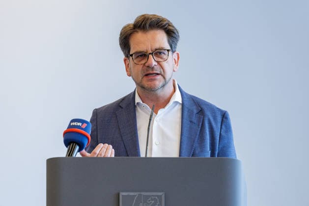 17.08.2026. Düsseldorf. Thorben Albrecht (Vorsitzender DGB NRW). Wir gemeinsam für Olympia: Landesregierung und Sozialpartner unterzeichnen gemeinsames Bekenntnis zur Bewerbung KölnRheinRuhr. Es bekennen sich die NRW-Landesregierung, die Landesvereinigung der Unternehmensverbände Nordrhein-Westfalen (unternehmer nrw) und der Deutsche Gewerkschaftsbund Nordrhein-Westfalen gemeinsam zur Bewerbung KölnRheinRuhr. Düsseldorf Staatskanzlei Nordrhein-Westfalen Deutschland *** August 17, 2026, Düsseldorf—Thorben Albrecht, Chair of DGB NRW: Together for the Olympics —State Government and Social Partners Sign Joint Commitment to the Cologne-Rhine-Ruhr Bid. The state government of North Rhine-Westphalia, the State Association of Business