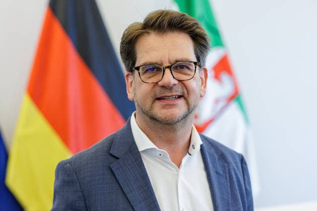 17.08.2026. Düsseldorf. Thorben Albrecht (Vorsitzender DGB NRW). Wir gemeinsam für Olympia: Landesregierung und Sozialpartner unterzeichnen gemeinsames Bekenntnis zur Bewerbung KölnRheinRuhr. Es bekennen sich die NRW-Landesregierung, die Landesvereinigung der Unternehmensverbände Nordrhein-Westfalen (unternehmer nrw) und der Deutsche Gewerkschaftsbund Nordrhein-Westfalen gemeinsam zur Bewerbung KölnRheinRuhr. Düsseldorf Staatskanzlei Nordrhein-Westfalen Deutschland *** August 17, 2026, Düsseldorf—Thorben Albrecht, Chair of DGB NRW: Together for the Olympics —State Government and Social Partners Sign Joint Commitment to the Cologne-Rhine-Ruhr Bid. The state government of North Rhine-Westphalia, the State Association of Business