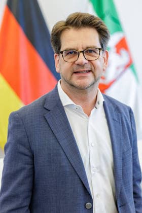 17.08.2026. Düsseldorf. Thorben Albrecht (Vorsitzender DGB NRW). Wir gemeinsam für Olympia: Landesregierung und Sozialpartner unterzeichnen gemeinsames Bekenntnis zur Bewerbung KölnRheinRuhr. Es bekennen sich die NRW-Landesregierung, die Landesvereinigung der Unternehmensverbände Nordrhein-Westfalen (unternehmer nrw) und der Deutsche Gewerkschaftsbund Nordrhein-Westfalen gemeinsam zur Bewerbung KölnRheinRuhr. Düsseldorf Staatskanzlei Nordrhein-Westfalen Deutschland *** August 17, 2026, Düsseldorf—Thorben Albrecht, Chair of DGB NRW: Together for the Olympics —State Government and Social Partners Sign Joint Commitment to the Cologne-Rhine-Ruhr Bid. The state government of North Rhine-Westphalia, the State Association of Business
