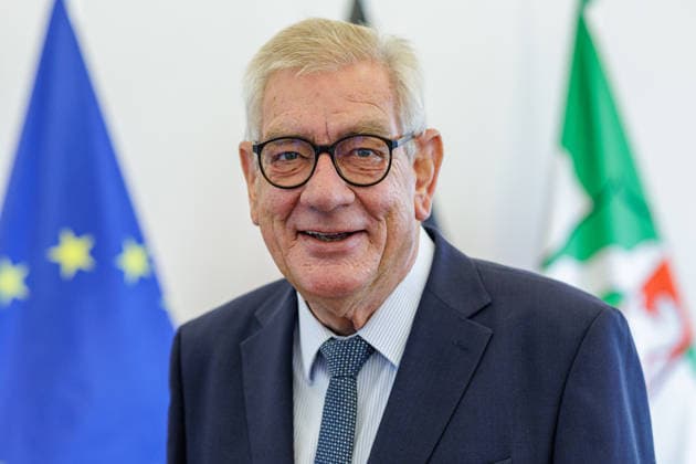 17.08.2026. Düsseldorf. Arndt G. Kirchhoff (Unternehmerpräsident). Wir gemeinsam für Olympia: Landesregierung und Sozialpartner unterzeichnen gemeinsames Bekenntnis zur Bewerbung KölnRheinRuhr. Es bekennen sich die NRW-Landesregierung, die Landesvereinigung der Unternehmensverbände Nordrhein-Westfalen (unternehmer nrw) und der Deutsche Gewerkschaftsbund Nordrhein-Westfalen gemeinsam zur Bewerbung KölnRheinRuhr. Düsseldorf Staatskanzlei Nordrhein-Westfalen Deutschland *** August 17, 2026, Düsseldorf Arndt G. Kirchhoff, President of the Employers’ Association Together for the Olympics : State Government and Social Partners Sign Joint Commitment to the Cologne-Rhine-Ruhr Bid The North Rhine-Westphalia state government, the State
