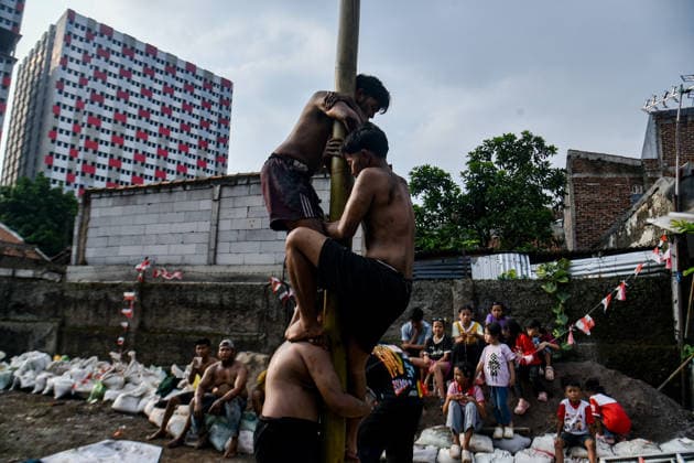August 17, 2026, Bandung Regency, West Java, Indonesia: Participants climb a pole coated in oil and mud, with prizes placed at the top, during a competition locally known as Panjat Pinang to commemorate the 81st anniversary of the Republic of Indonesia s independence in Lengkong Village, Bandung Regency, Indonesia. Bandung Regency Indonesia  - ZUMAr272 20260817_zip_r272_024 Copyright: xDimasxRachmatsyahx