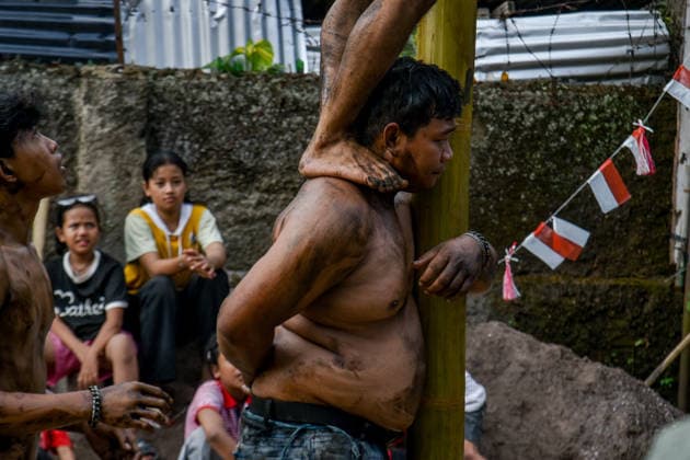 August 17, 2026, Bandung Regency, West Java, Indonesia: Participants climb a pole coated in oil and mud, with prizes placed at the top, during a competition locally known as Panjat Pinang to commemorate the 81st anniversary of the Republic of Indonesia s independence in Lengkong Village, Bandung Regency, Indonesia. Bandung Regency Indonesia  - ZUMAr272 20260817_zip_r272_026 Copyright: xDimasxRachmatsyahx