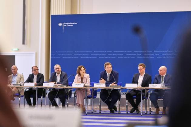Berlin, Deutschland, 17.08.2026: Bundesfinanzministerium: Branchendialog Ost: Start-ups und Scale-ups: Ostbeauftragte Elisabeth Kaiser (SPD) und Bundesminister der Finanzen Lars Klingbeil (SPD) mit Branchenvertretern *** Berlin, Germany, August 17, 2026 Federal Ministry of Finance: Eastern Germany Industry Dialogue—Startups and Scale-ups; Elisabeth Kaiser (SPD), Commissioner for Eastern Germany, and Lars Klingbeil (SPD), Federal Minister of Finance, with industry representatives Copyright: xdtsxNachrichtenagenturx dts_130336