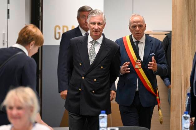King Philippe of Belgium in the High Fens VOTTEM, BELGIUM - AUGUST 17 : King Philippe of Belgium, in the presence of Herve Jamar, Governor of the province of Liege meets with teams mobilized against the High Fens wildfire and for public safety during his visit to the provincial crisis center in Vottem, on August 17, 2026 in Vottem, Belgium, 17 08 2026 Vottem Belgium  Copyright: xDhax