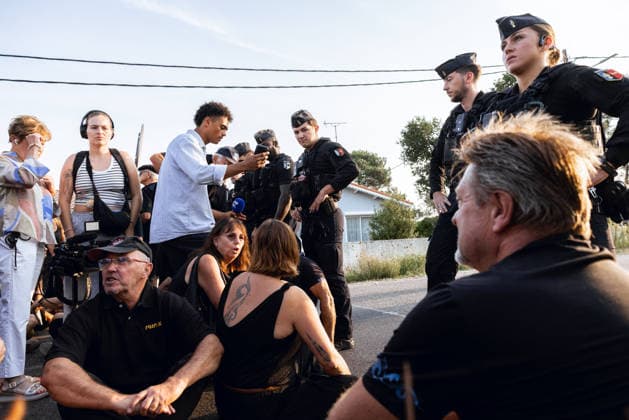 Lecornu Visits Fire-Hit Area As Residents Seek Aid - Le Porge French Prime Minister Sebastien Lecornu arrives at a gathering of wildfire victims dressed in black in Le Porge, Gironde, France on August 17, 2026, after the meeting location was moved from the town hall to the fire station where he was in discussion with local mayor Martial Zaninetti, while residents hoped for updates on aid measures before he departed without meeting them. Gendarmes are present at the scene. Photo by Gardelle M ANDBZ ABACAPRESS.COM Le Porge Nouvelle-Aquitaine France  Copyright: xANDBZ ABACAx
