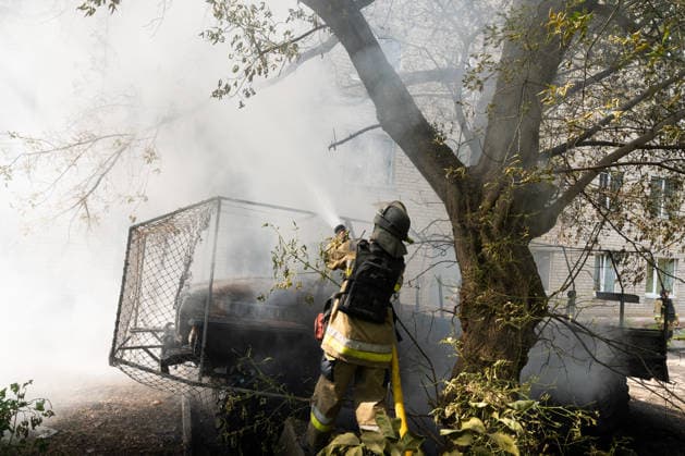 August 17, 2026, Kramatorsk, Donetsk Oblast, Ukraine: Ukrainian firefighters extinguish burning vehicles following a Russian FPV drone strike in a residential neighbourhood. The attack comes as Russia intensifies its use of drones across the Donetsk region, in Kramatorsk, Donetsk Oblast, Ukraine. Kramatorsk Ukraine  - ZUMAm350 20260817_zip_m350_007 Copyright: xCameronxJones-Manleyx