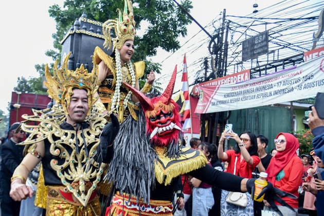 August 17, 2026, Bandung, West Java, Indonesia: People wearing creative costumes walk during parade to celebrate the 81st anniversary of Indonesia s independence in Bandung, Indonesia. Bandung Indonesia  - ZUMAr272 20260817_zip_r272_032 Copyright: xDimasxRachmatsyahx