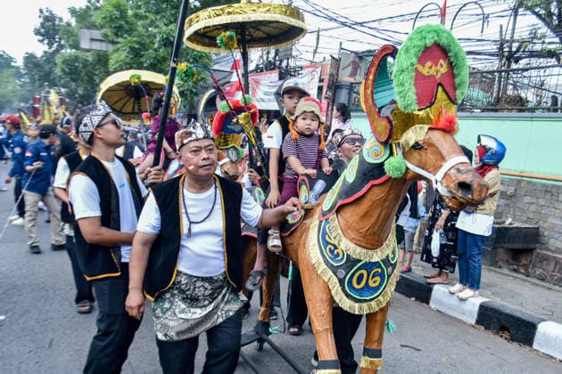 August 17, 2026, Bandung, West Java, Indonesia: People wearing creative costumes walk during parade to celebrate the 81st anniversary of Indonesia s independence in Bandung, Indonesia. Bandung Indonesia  - ZUMAr272 20260817_zip_r272_033 Copyright: xDimasxRachmatsyahx