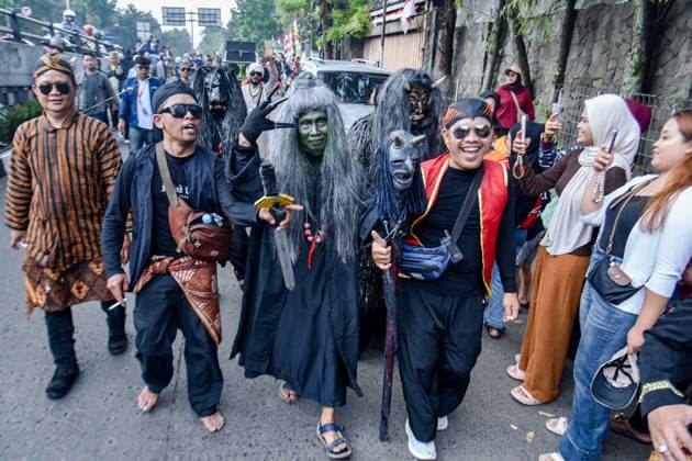August 17, 2026, Bandung, West Java, Indonesia: People wearing creative costumes walk during parade to celebrate the 81st anniversary of Indonesia s independence in Bandung, Indonesia. Bandung Indonesia  - ZUMAr272 20260817_zip_r272_037 Copyright: xDimasxRachmatsyahx