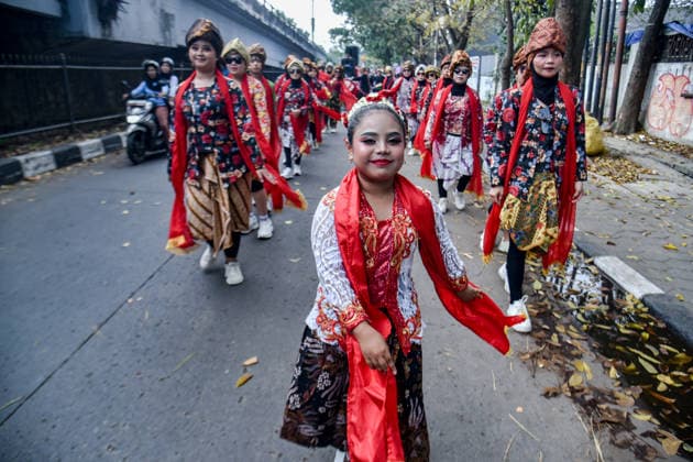 August 17, 2026, Bandung, West Java, Indonesia: People wearing traditional costumes walk during parade to celebrate the 81st anniversary of Indonesia s independence in Bandung, Indonesia. Bandung Indonesia  - ZUMAr272 20260817_zip_r272_039 Copyright: xDimasxRachmatsyahx