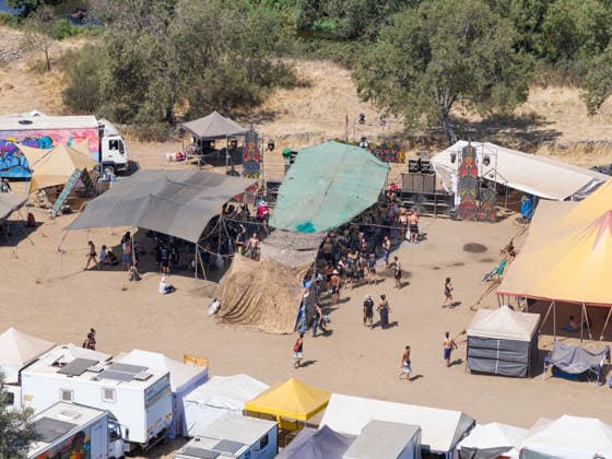 The Civil Guard s security operation remains active due to the illegal festival in La Granja, Cáceres. Aerial view of the makeshift campground, August 17, 2026, in La Granja, Cáceres, Extremadura, Spain. The Civil Guard is maintaining the security operation established in response to the illegal party in the municipality of La Granja, Cáceres, where some 3,000 people have been participating since last Friday in a rave near the town’s natural swimming pool. AUGUST 17, 2026 La Granja, Cáceres, Extremadura La Granja, Cáceres, Extremadura, Spain  Copyright: xCarlosxCriadox 7718681