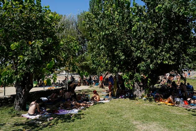The Civil Guard’s security operation remains in effect due to the illegal party in La Granja, Cáceres. Dozens of people were gathered near the natural swimming pool in the Cáceres municipality on August 17, 2026, in La Granja, Cáceres, Extremadura, Spain. The Civil Guard is maintaining the security operation established in response to the illegal party in the municipality of La Granja, Cáceres, where some 3,000 people have been participating since last Friday in a rave near the town’s natural pool. August 17, 2026, La Granja, Cáceres, Extremadura, Spain  Copyright: xCarlosxCriadox 7718689