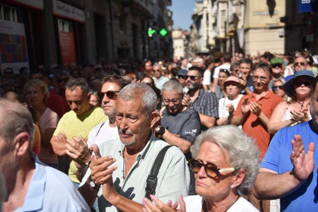 Several municipalities in Huesca have called for five minutes of silence in memory of the UME member who died in the fires. Residents of the town observe a minute of silence at Jaca City Hall on August 17, 2026, in Jaca, Huesca, Aragon, Spain. The town councils of the Kingdom of the Mallos have called for moments of silence following the death of a member of the Military Emergency Unit (UME) who was working on the Las Penas de Riglos wildfire, in an accident in the Barranco de Atarés in which three of his colleagues were also injured. August 17, 2026. Jaca, Huesca, Aragon, Spain  Copyright: xVeronicaxLacasax 7718701
