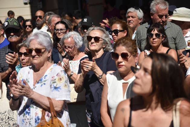 Several municipalities in Huesca have called for five minutes of silence in memory of the UME member who died in the fires. Residents of the town observe a minute of silence at Jaca City Hall on August 17, 2026, in Jaca, Huesca, Aragon, Spain. The town councils of the Kingdom of the Mallos have called for moments of silence following the death of a member of the Military Emergency Unit (UME) who was working on the Las Penas de Riglos wildfire, in an accident in the Barranco de Atarés in which three of his colleagues were also injured. August 17, 2026. Jaca, Huesca, Aragon, Spain  Copyright: xVeronicaxLacasax 7718703