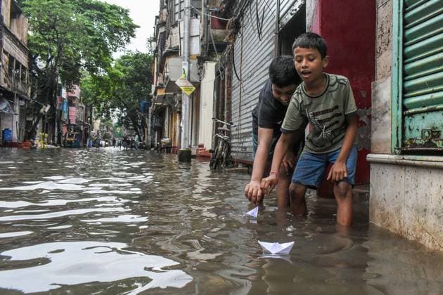 Waterlogging In Kolkata. Children play with paper boats in a flooded street in Kolkata, India, on August 17, 2026. Kolkata India  Copyright: xDebarchanxChatterjeex originalFilename: chatterjee-notitle260817_npzU7.jpg