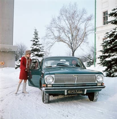 Gorky. USSR. Volga GAZ-24 in the street. Photo TASS Vladimir Voitenko  499181