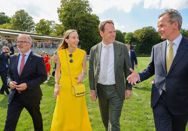 168. Henkel-Preis der Diana in Düsseldorf - Carsten Knobel, CEO Henkel AG, Simone Bagel-Trah, Aufsichtsratsvorsitzende Henkel AG, Stephan Keller, Oberbürgermeister der Landeshauptstadt Düsseldorf mit Andreas Jacobs , Besitzer Gestüt Fährhof unterhalten sich auf dem Weg zur Siegerehrung - sein Pferd SOREANGA triumphiert im Hauptrennen der Diana mit Jockey Eduardo Pedroza Düsseldorf Galopprennbahn NRW Deutschland *** 168th Henkel Diana Stakes in Düsseldorf: Carsten Knobel, CEO of Henkel AG; Simone Bagel Trah, Chair of the Supervisory Board of Henkel AG; Stephan Keller, Mayor of the State Capital of Düsseldorf, and Andreas Jacobs, owner of Gestüt Fährhof, chat on their way to the awards ceremony as his horse SOREANGA triumphs in the ma