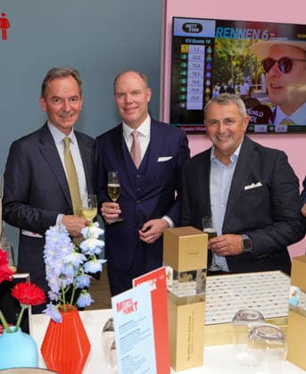 168. Henkel-Preis der Diana in Düsseldorf - Champagner auf den Sieg im Hauptrennen der Diana im VIP Bereich, v.l. Andreras Jacobs, Besitzer vom Gestüt Fährhof , Alexander Bethke-Jaenicke, Präsident Düsseldorfer Reiter u. Rennvereina und Klaus Allofs, Vizepräsident Düsseldorfer Reiter u. Rennverein Düsseldorf Galopprennbahn NRW Deutschland *** 168th Henkel Diana Stakes in Düsseldorf: Celebrating the victory in the main race of the Diana Stakes in the VIP area; from left: Andreras Jacobs, owner of Gestüt Fährhof, Alexander Bethke Jaenicke, President of the Düsseldorf Equestrian and Racing Association, and Klaus Allofs, Vice President of the Düsseldorf Equestrian and Racing Association; Düsseldorf Racetrack, North Rhine-Westphalia, Ge