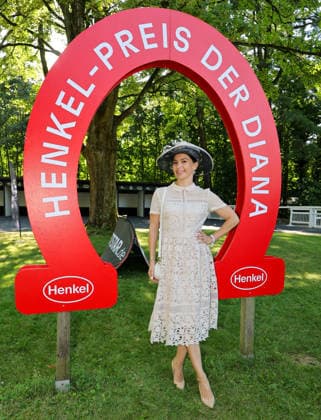 168. Henkel-Preis der Diana in Düsseldorf - Let s Dance Star Renata Lusin belegte den 2. Patz beim SYOSS Hutwetbewerb und war sehr happy darüber Düsseldorf Galopprennbahn NRW Deutschland *** 168th Henkel Preis der Diana in Düsseldorf: Let s Dance star Renata Lusin took 2nd place in the SYOSS hat contest and was very happy about it. Düsseldorf Racetrack, North Rhine-Westphalia, Germany