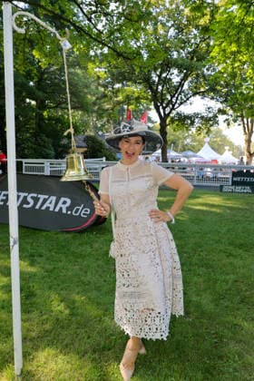 168. Henkel-Preis der Diana in Düsseldorf - Let s Dance Star Renata Lusin belegte den 2. Patz beim SYOSS Hutwetbewerb und läutete vor Freude die Glocke im Fühhring Düsseldorf Galopprennbahn NRW Deutschland *** 168th Henkel Preis der Diana in Düsseldorf: Let s Dance star Renata Lusin took second place in the SYOSS hat contest and, overcome with joy, rang the bell at the Fühhring Düsseldorf Racetrack in North Rhine-Westphalia, Germany