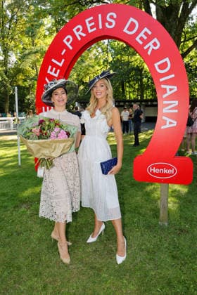 168. Henkel-Preis der Diana in Düsseldorf - Let s Dance Star Renata Lusin belegte den 2. Patz beim SYOSS Hutwetbewerb, Model Gassner saß in der Jury und gratulierte mit einem sommerlichen Blumenstrauss Düsseldorf Galopprennbahn NRW Deutschland *** 168th Henkel Preis der Diana in Düsseldorf: Let s Dance star Renata Lusin took second place in the SYOSS hat contest; model Gassner served on the judging panel and congratulated the winner with a summery bouquet of flowers. Düsseldorf Racetrack, North Rhine-Westphalia, Germany