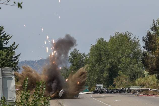 Military plane crash on the D113 near Salon-de-Provence PHOTOPQR LA PROVENCE Gilles BADER Marseille, August 17, 2026 Military plane crash on the D113 near Salon-de-Provence; bomb squad detonates the ejection seat firing mechanism, which had not been used. Salon-de-Provence, France, August 17, 2026 – A French Air and Space Force Cirrus SR20 training aircraft is seen after making an emergency landing on the D113 road near Salon-de-Provence. The aircraft caught fire following the landing. Marseille, Bdr, France  Copyright: xPHOTOPQR LAxPROVENCE MAXPPPxGillesxBADERx 20260817PVL3337 20260817PVL3337