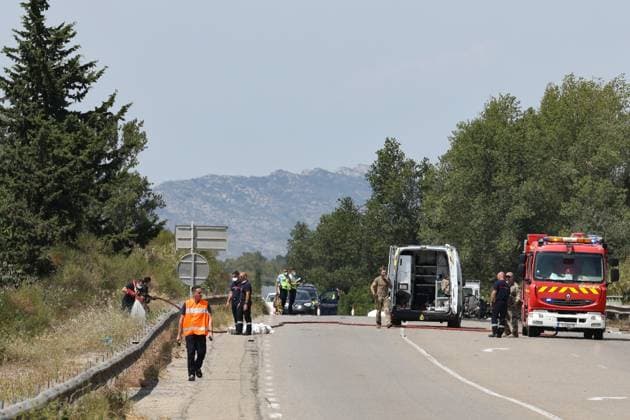 Military plane crash on the D113 near Salon-de-Provence PHOTOPQR LA PROVENCE Gilles BADER Marseille, August 17, 2026 Military plane crash on the D113 near Salon-de-Provence; bomb squad detonates the ejection seat firing mechanism, which had not been used. Salon-de-Provence, France, August 17, 2026 – A French Air and Space Force Cirrus SR20 training aircraft is seen after making an emergency landing on the D113 road near Salon-de-Provence. The aircraft caught fire following the landing. Marseille, Bdr, France  Copyright: xPHOTOPQR LAxPROVENCE MAXPPPxGillesxBADERx 20260817PVL3353 20260817PVL3353