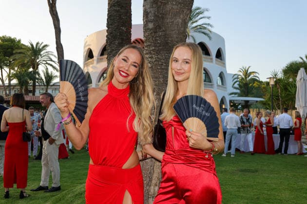 Remus Lifestyle Night 2026 - Sportmoderatorin Silvie Walker mit ihrer Tochter Mara Paguera Hilton Galatzo Hotel Mallorca Spanien *** Remus Lifestyle Night 2026: Sports Anchor Silvie Walker with Her Daughter Mara Paguera at the Hilton Galatzo Hotel in Mallorca, Spain