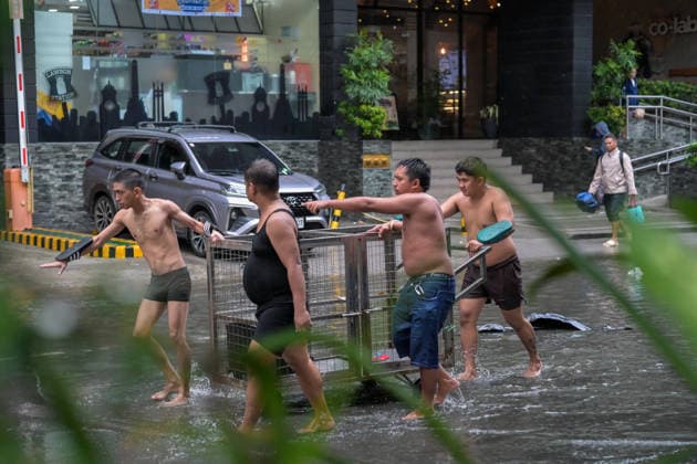 August 17, 2026, Philippines: Filipinos brave the floods brought by torrential monsoon rains at Taft Ave., Manila, Metro Manila. Two days ago, Metro Manila and neighboring provinces experienced a hot and humid weather. Monsoon rain came back yesterday and persisted throughout the day with flash floods in different areas of the metropolitan. Philippines - ZUMAr240 20260817_zip_r240_039 Copyright: xMarcxDominicxRostratax