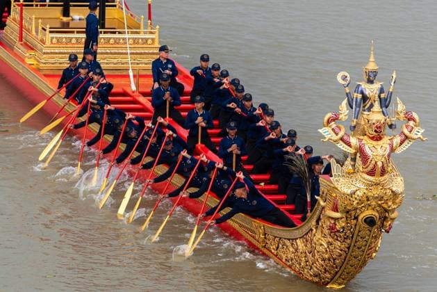August 17, 2026, Bangkok, Thailand: Thai oarsmen row royal barges during a rehearsal for the Royal Barge Procession..The rehearsal was held in preparation for the Royal Barge Procession on November 6, 2026, which will take place as part of the annual Royal Kathina ceremony at the end of Buddhist Lent. Bangkok Thailand  - ZUMAs197 20260817_aaa_s197_098 Copyright: xPeeraponxBoonyakiatx