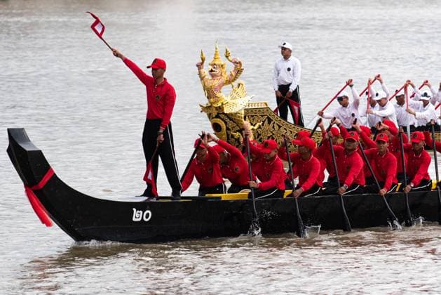 August 17, 2026, Bangkok, Thailand: Thai oarsmen row royal barges during a rehearsal for the Royal Barge Procession..The rehearsal was held in preparation for the Royal Barge Procession on November 6, 2026, which will take place as part of the annual Royal Kathina ceremony at the end of Buddhist Lent. Bangkok Thailand - ZUMAs197 20260817_aaa_s197_089 Copyright: xPeeraponxBoonyakiatx