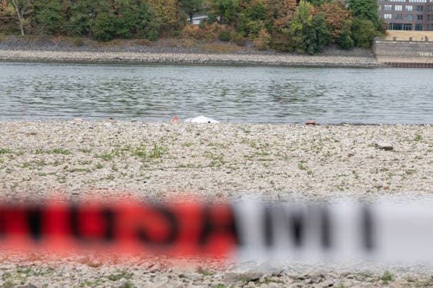 Kontrollierte Sprengung einer Weltkriegsbombe im Rhein an der Rheinaue in Bonn - 17.08.26 Nach dem Fund einer 125 Kilogramm schweren britischen Brandbombe aus dem Zweiten Weltkrieg im Rhein südlich der Konrad-Adenauer-Brücke bereitet der Kampfmittelbeseitigungsdienst die kontrollierte Sprengung am Fundort vor. Ein Sicherheitsradius von 300 Metern um die Rheinaue wird abgesperrt, Fuß- und Radwege sind gesperrt, die Rheinschifffahrt wird während der Sprengung unterbrochen. Evakuierungen von Anwohnern sind nicht notwendig. Bonn Rheinaue Nordrhein-Westfalen Deutschland *** Controlled detonation of a World War II bomb in the Rhine at the Rheinaue in Bonn on August 17, 2026. Following the discovery of a 125-kilogram British incendiary bomb fr Copyright: xMarcxJohnx