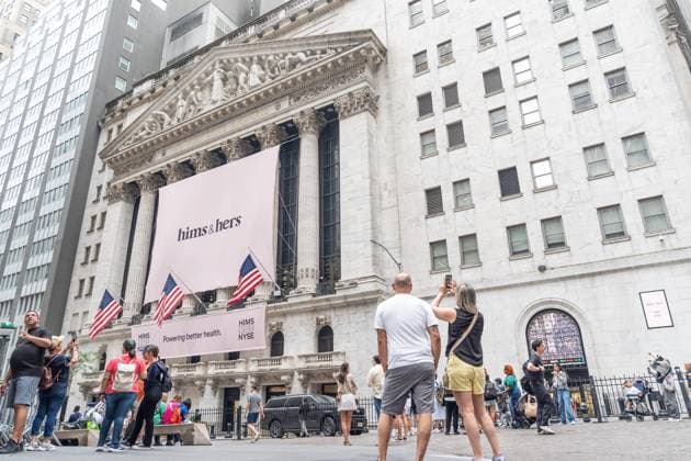 August 17, 2026, New York, New York, USA: View of outside of stock exchange where tourists take photos as Hims & Hers Health, Inc rings the opening bell at NYSE in New York, NY on August 17, 2026. Market at NYSE opened slightly low for both DOW Jones Industrial and S&P 500 amid uncertainty on price of commodities and overall political events in the US and around the world. New York USA - ZUMAr339 20260817_znp_r339_036 Copyright: xLevxRadinx