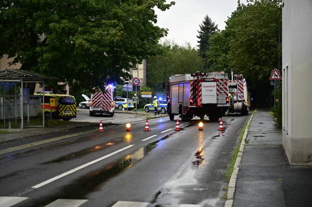 Görlitz, 17.08.2026. ca 18 Uhr. Kreuzung nach Schlauroth, Verkehrsunfall nach Verfolgung mit Polizei. Verkehrsunfall, Görlitz, Schlauroth, Kreuzung, Polizeiverfolgung, Großeinsatz, Blaulicht, Notarzt, Rettungswagen, Polizei, Feuerwehr, Vollsperrung, Straßensperrung, Unfallaufnahme, Zeugen gesucht, 17.08.2026 *** Görlitz, August 17, 2026, around 6:00 p.m., intersection leading to Schlauroth, traffic accident following a police chase, Görlitz, Schlauroth, intersection, police chase, large-scale operation, emergency lights, emergency doctor, ambulance, police, fire department, complete road closure, road closure, accident investigation, witnesses sought, August 17, 2026 Copyright: xMatthiasxWehnertx
