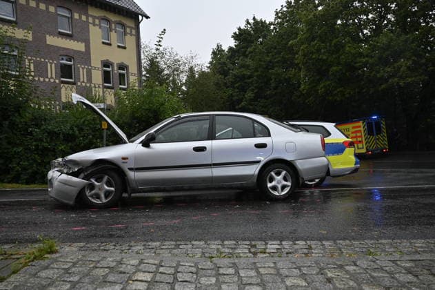 Görlitz, 17.08.2026. ca 18 Uhr. Kreuzung nach Schlauroth, Verkehrsunfall nach Verfolgung mit Polizei. Verkehrsunfall, Görlitz, Schlauroth, Kreuzung, Polizeiverfolgung, Großeinsatz, Blaulicht, Notarzt, Rettungswagen, Polizei, Feuerwehr, Vollsperrung, Straßensperrung, Unfallaufnahme, Zeugen gesucht, 17.08.2026 *** Görlitz, August 17, 2026, around 6:00 p.m., intersection leading to Schlauroth, traffic accident following a police chase, Görlitz, Schlauroth, intersection, police chase, large-scale operation, emergency lights, emergency doctor, ambulance, police, fire department, full road closure, road closure, accident investigation, witnesses sought, August 17, 2026 Copyright: xMatthiasxWehnertx