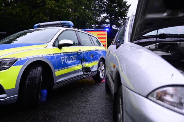 Görlitz, 17.08.2026. ca 18 Uhr. Kreuzung nach Schlauroth, Verkehrsunfall nach Verfolgung mit Polizei. Verkehrsunfall, Görlitz, Schlauroth, Kreuzung, Polizeiverfolgung, Großeinsatz, Blaulicht, Notarzt, Rettungswagen, Polizei, Feuerwehr, Vollsperrung, Straßensperrung, Unfallaufnahme, Zeugen gesucht, 17.08.2026 *** Görlitz, August 17, 2026, around 6:00 p.m., intersection leading to Schlauroth, traffic accident following a police chase, Görlitz, Schlauroth, intersection, police chase, large-scale operation, emergency lights, emergency doctor, ambulance, police, fire department, full road closure, road closure, accident investigation, witnesses sought, August 17, 2026 Copyright: xMatthiasxWehnertx