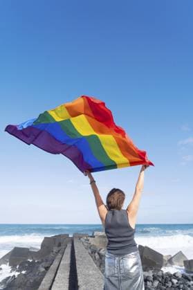 Gay Pride Parade, Frau hält LGBT Flagge Gay pride parade, Woman holding lgbt flag Copyright: imageBROKER AnastasyxYarmolovich ibxiqx18424891.jpg ,model released, Symbolfoto ,property released